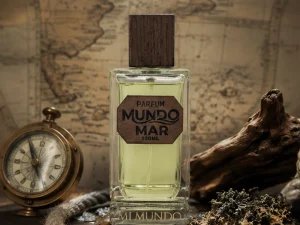 Mundomar fragrance notes featuring sea salt, seaweed, and ambergris